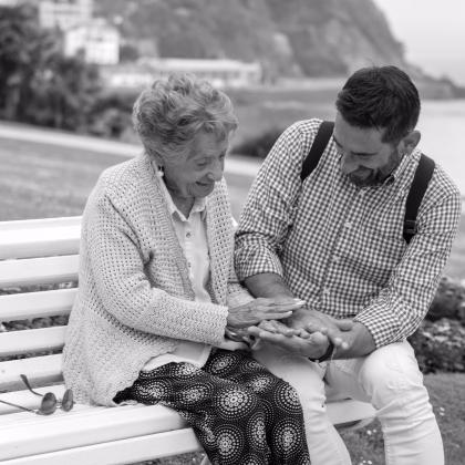 "Un gesto para combatir la soledad". Autor: Isaác Farré. Concurso de fotografia "Mirando la Soledad" MatiaZaleak "Un gesto para combatir la soledad". Autor: Isaác Farré. Concurso de fotografia "Mirando la Soledad" MatiaZaleak